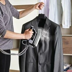 Polti Vaporella 2H Pro Kalstop, Ferro Da Stiro A Vapore Con Caldaia, Tappo Di Sicurezza, 3 Bar, 20 Fiale Di Kalstop Incluse, Grigio/Nero 6 Polti Vaporella 2H Pro Kalstop, Ferro Da Stiro A Vapore Con Caldaia, Tappo Di Sicurezza, 3 Bar, 20 Fiale Di Kalstop Incluse, Grigio/Nero -Rowenta Negozio 70711010 3